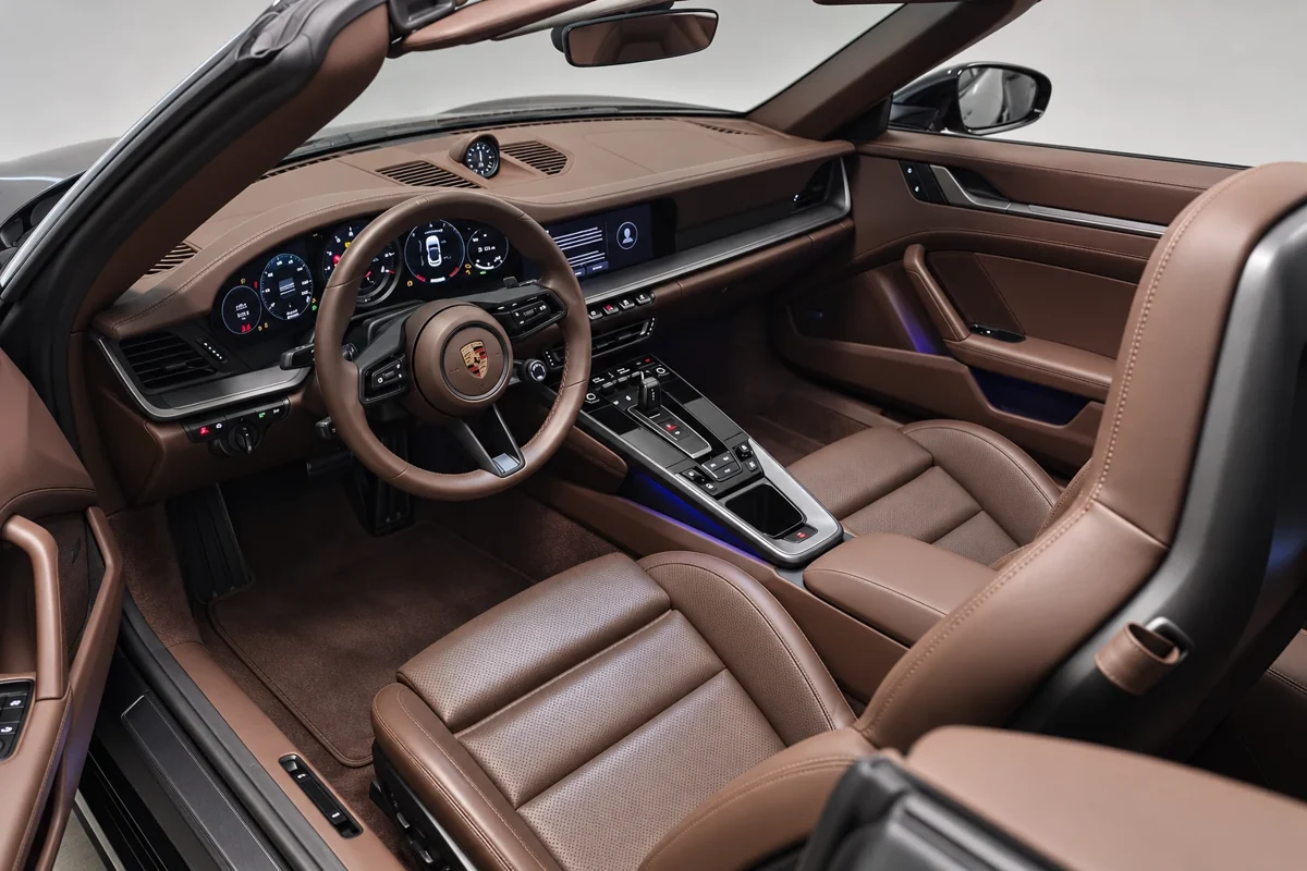 Porsche: volante, plancia e abitacolo nelle immagini fornite